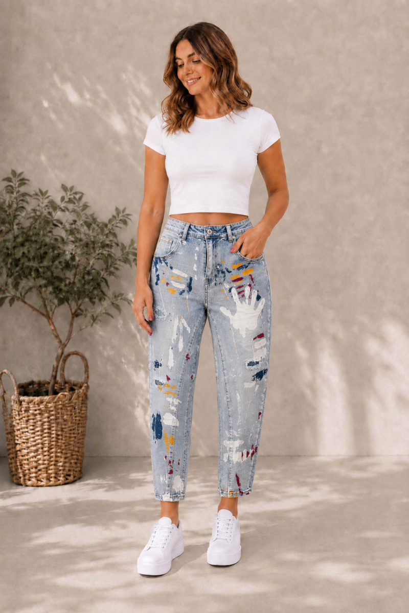 Jeans S. Woman mit Farbklecksen